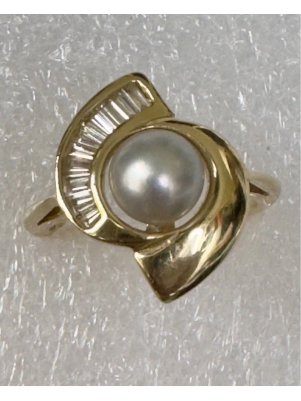 Classic 14k Solid Yellow Gold Natural White Pearl and Diamond Ring Size 4.75